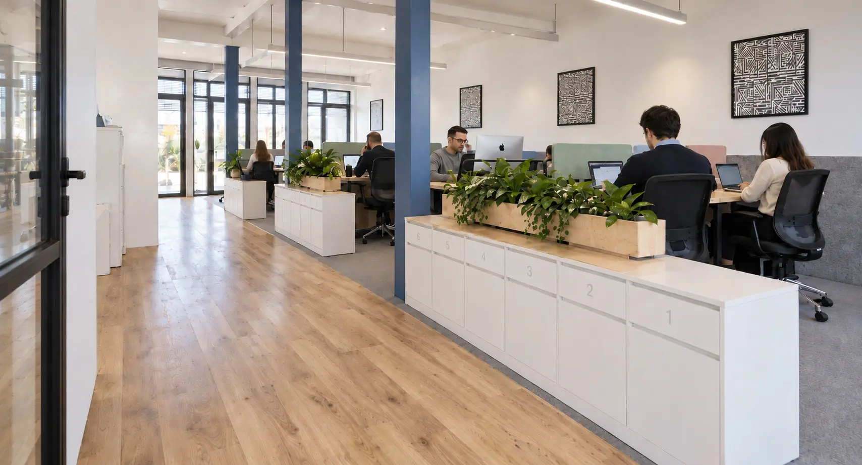 Eighteen Coworking open space: 18 dedicated desks, wooden floor and natural light